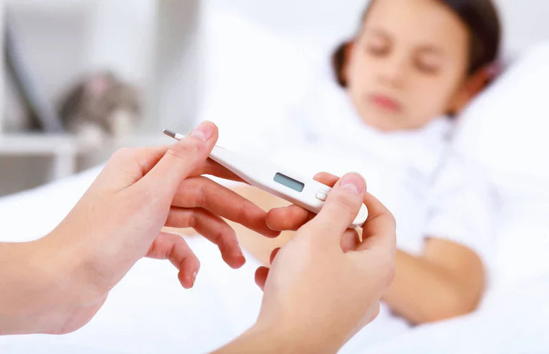 Trẻ sốt tay chân lạnh có nên đi tất không? Hướng dẫn chăm sóc trẻ đúng cách