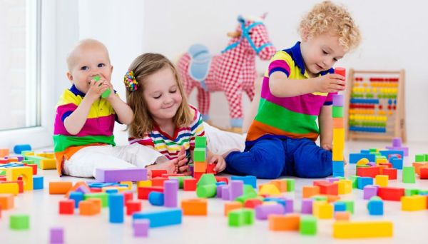Bố mẹ nên mua đồ chơi gì cho trẻ 1–2 tuổi?