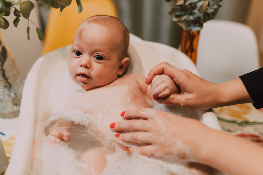 Tắm cho bé sơ sinh bằng gì tốt nhất?