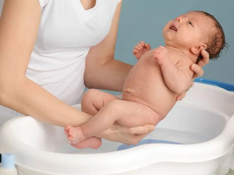Những lưu ý khi tắm cho bé sơ sinh bằng các loại lá