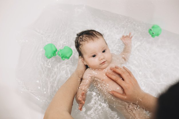 Quy tắc tắm cho trẻ sơ sinh đúng cách và an toàn