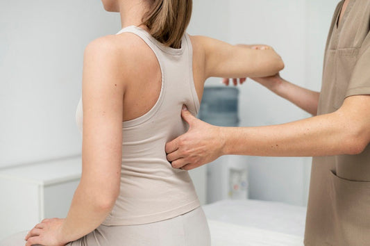 Đau mỏi lưng ở trẻ em có nguy hiểm không? Khi nào đi khám